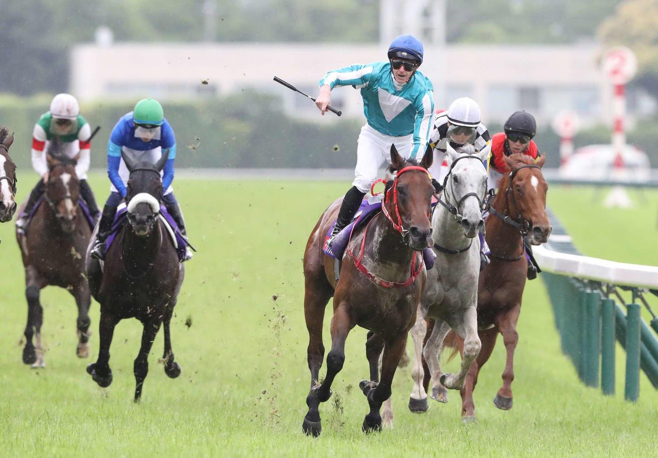 安田記念を制したロマンチックウォリアーの馬上で歓喜するマクドナルド騎手（撮影・丹羽敏通）