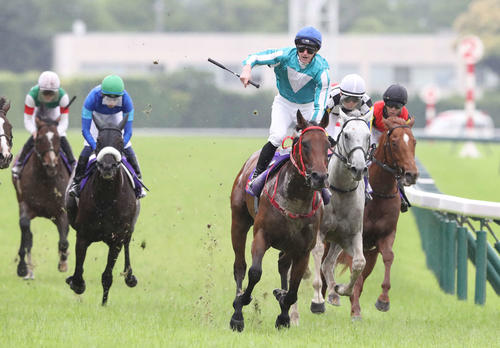 安田記念を制したロマンチックウォリアーの馬上で歓喜するマクドナルド騎手（撮影・丹羽敏通）