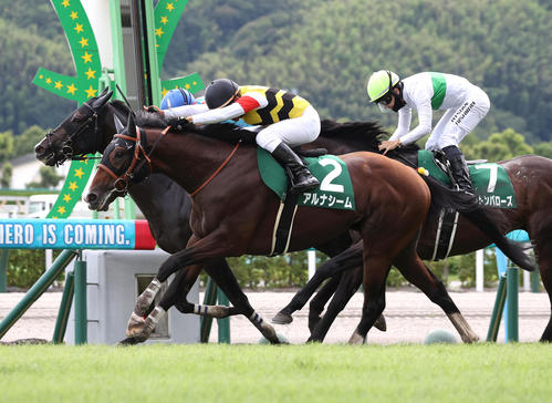 鮮やかに差し切り中京記念を制したアルナシームと横山典騎手（撮影・白石智彦）