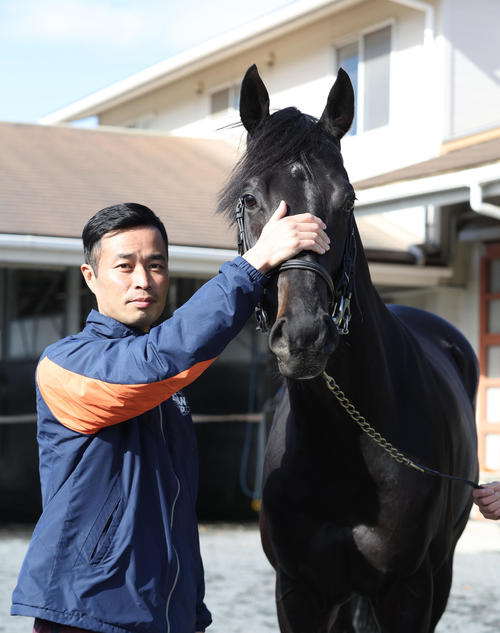 厩舎で記念撮影する杉山晴調教師とジャスティンパレス