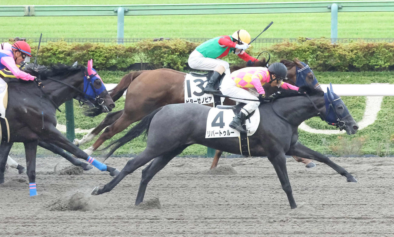 3歳上牝馬1勝クラスを制したリバートゥルーと吉田豊騎手（手前）（2023年6月11日撮影）