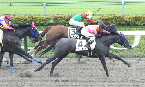 3歳上牝馬1勝クラスを制したリバートゥルーと吉田豊騎手（手前）（2023年6月11日撮影）
