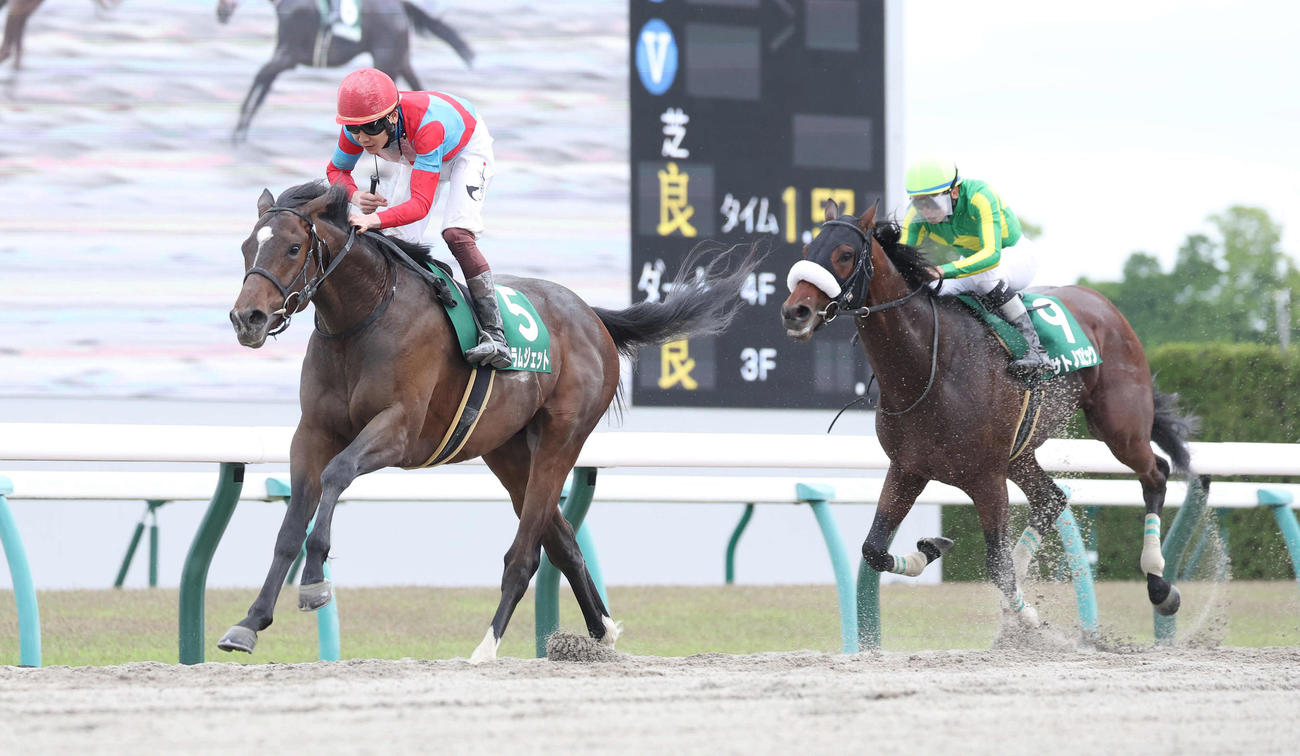 27日、3連勝でユニコーンSを制したラムジェット（左）