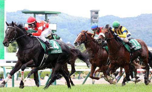 七夕賞2着に敗れたキングズパレス(右)。左は勝ったレッドラディエンス
