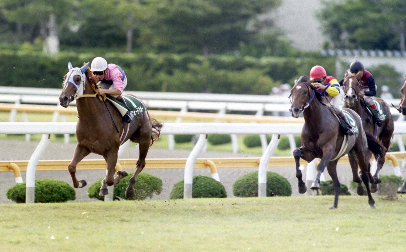 函館9R・函館3歳ステークス　1着ミルフォードスルー（左端）横山典弘騎手。2着リンドシェーバー（左から2頭目）（1990年9月23日撮影）