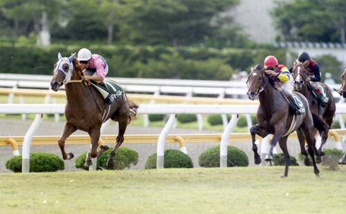 函館9R・函館3歳ステークス　1着ミルフォードスルー（左端）横山典弘騎手。2着リンドシェーバー（左から2頭目）（1990年9月23日撮影）