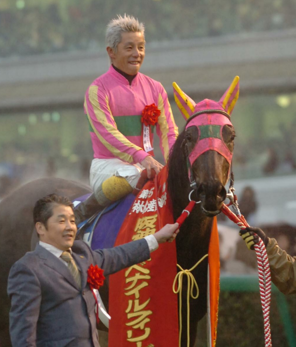05年の阪神JFを制したテイエムプリキュアと熊沢騎手。左は五十嵐師