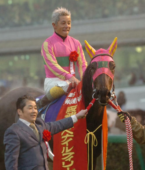 05年の阪神JFを制したテイエムプリキュアと熊沢騎手。左は五十嵐師