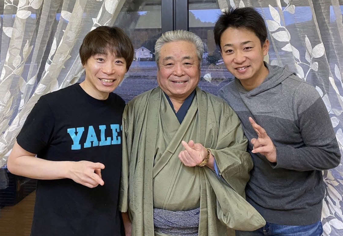 長男・謙一騎手（左）、次男・学師（右）と笑顔を見せる池添兼雄師（本人提供）