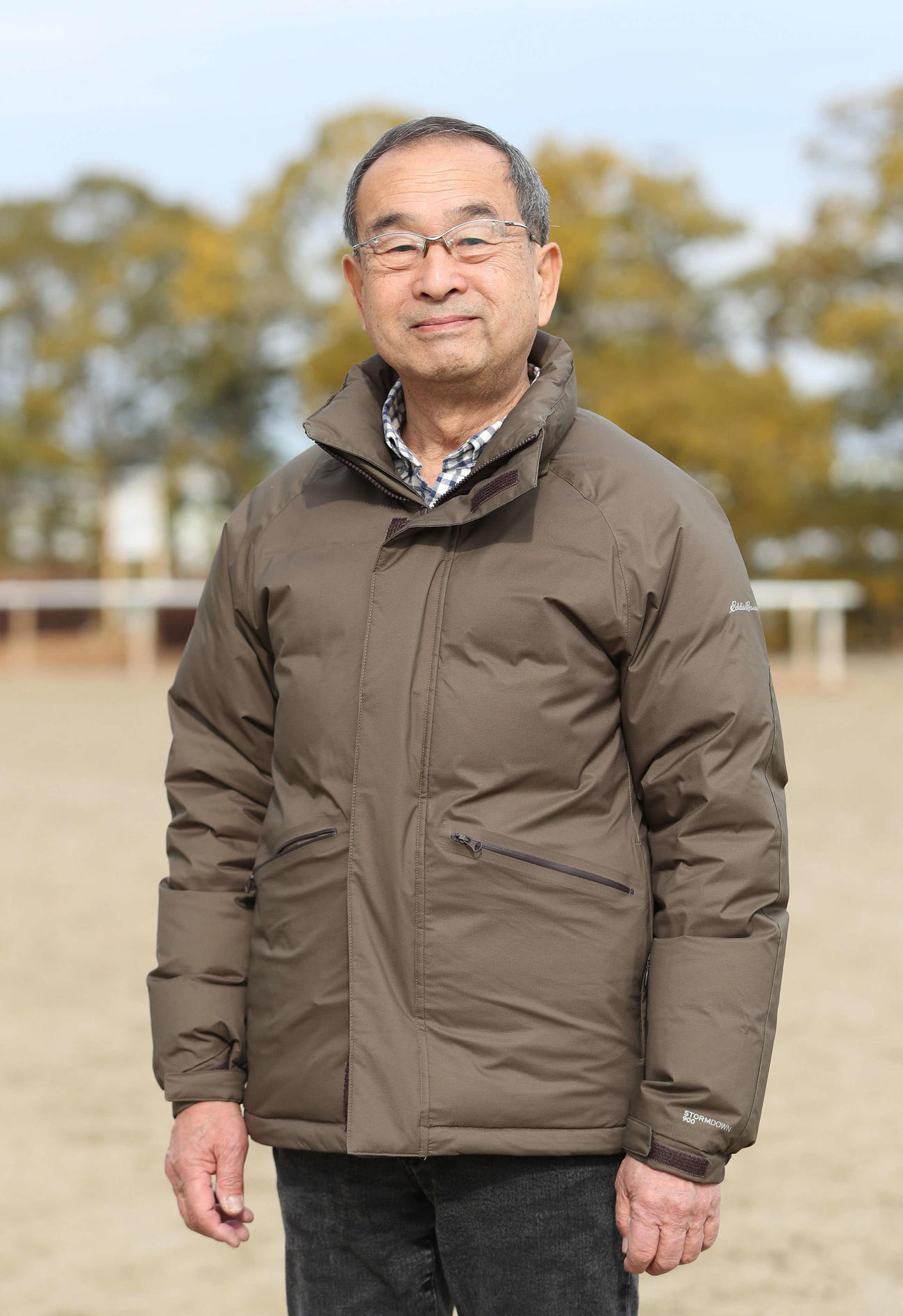 笑顔を見せる橋田満調教師（2023年2月1日撮影）