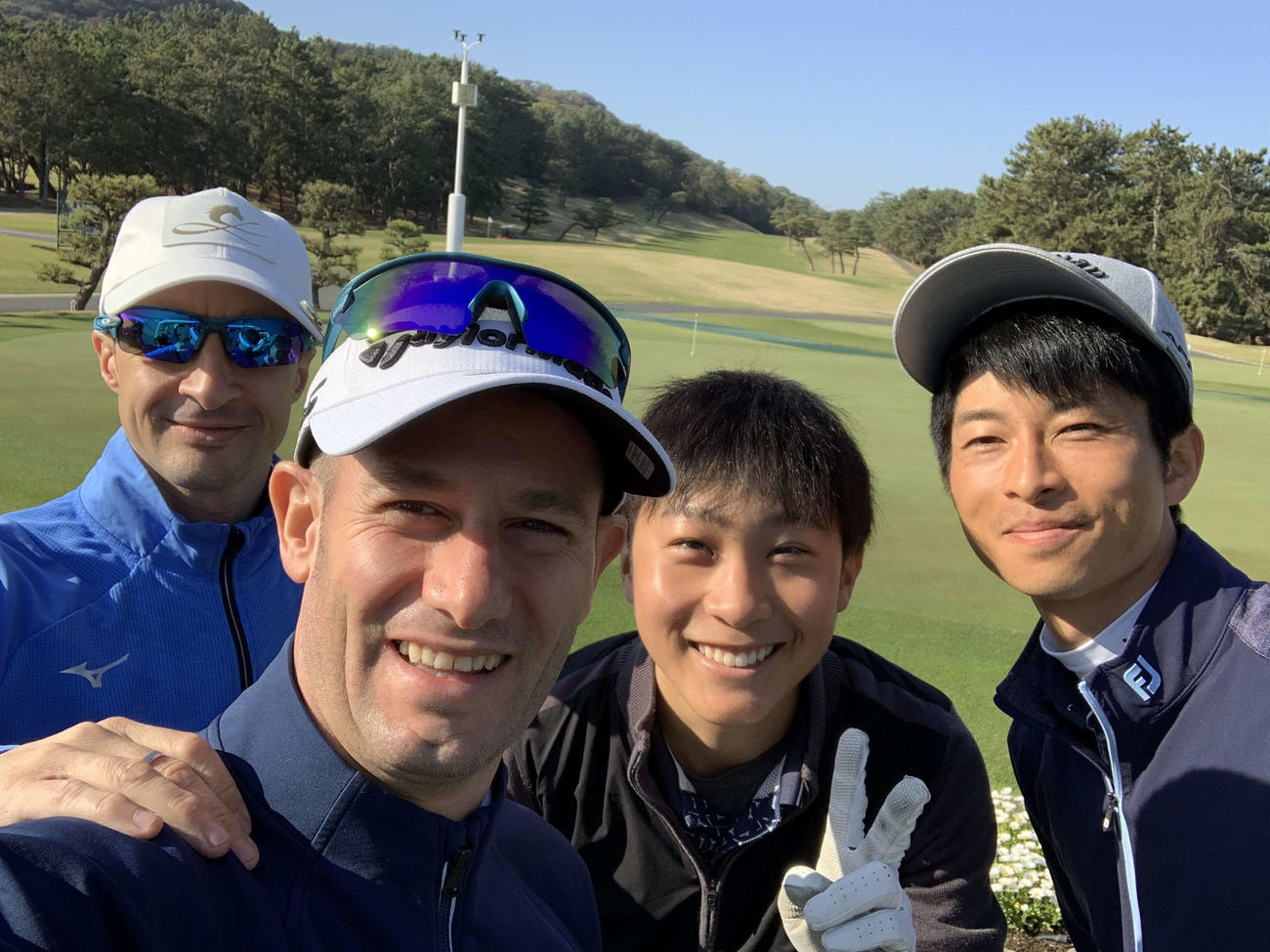 10着でもハッピー！（左からルメール騎手、M・デムーロ騎手、小沢騎手、森一騎手）（本人提供）