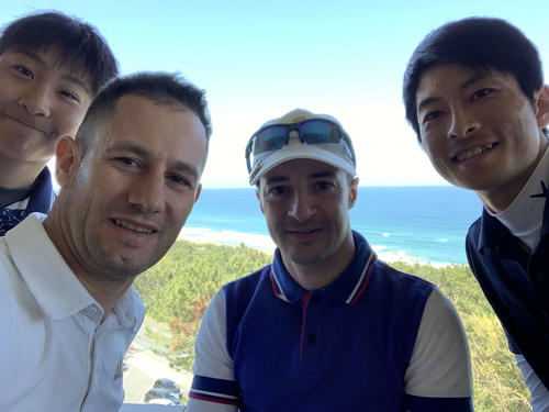 10着でもハッピー！（左から小沢騎手、M・デムーロ騎手、ルメール騎手、森一騎手）（本人提供）