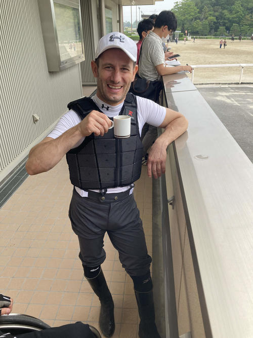 新しいズボン、どうかな？（撮影・太田尚樹）