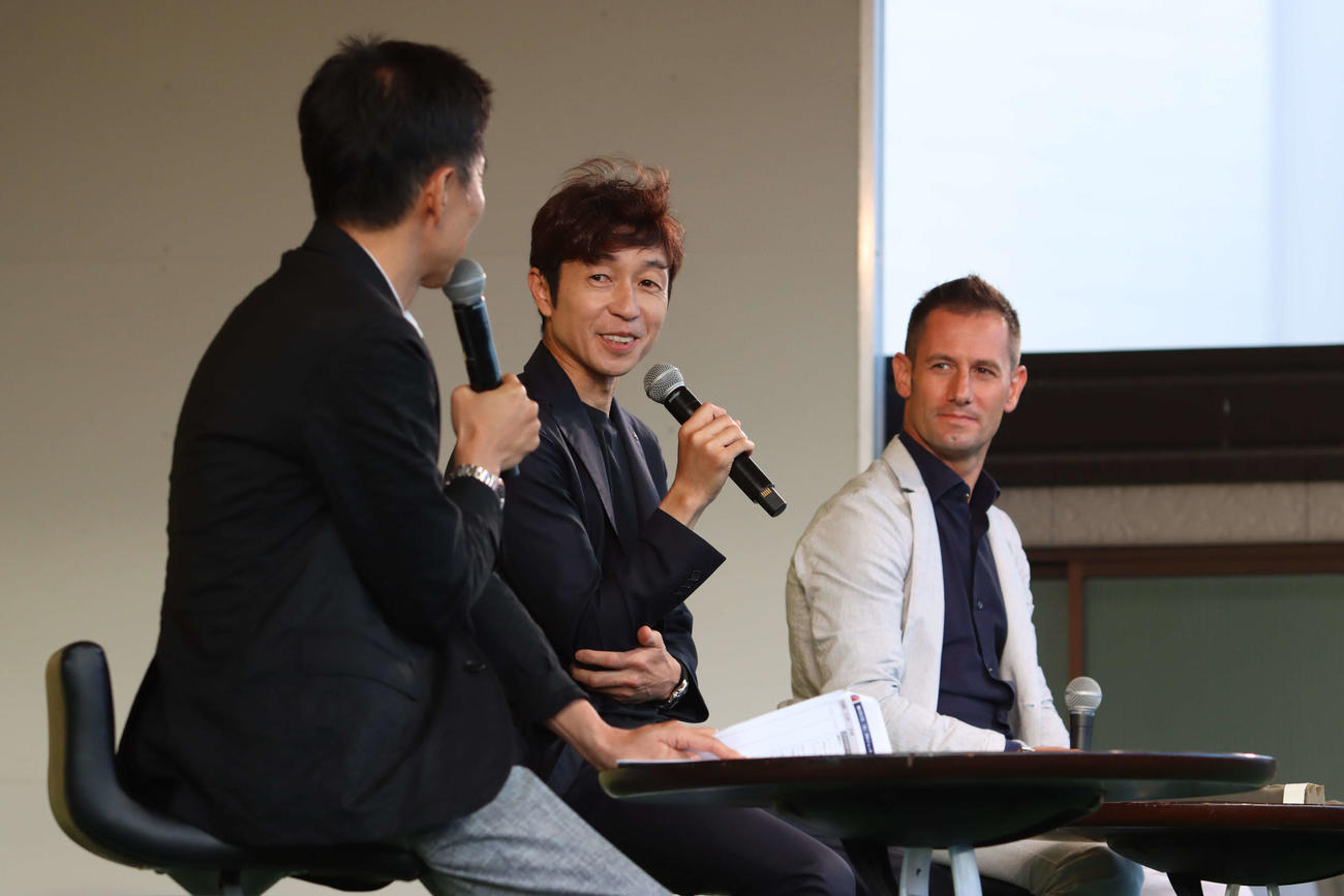 2日、大井競馬場で行われたトークステージに出演した武豊騎手（中央）とM・デムーロ騎手（右）