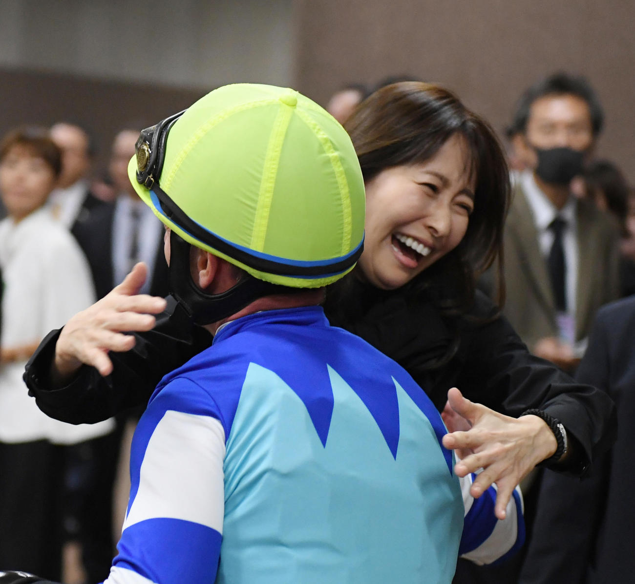 府中牝馬Sを制したディヴィーナのデムーロ騎手は佐々木主浩オーナーの加奈子夫人と抱き合う（2023年10月14日撮影）