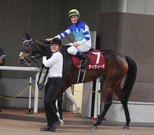 10月14日、府中牝馬Sを制したディヴィーナとデムーロ騎手