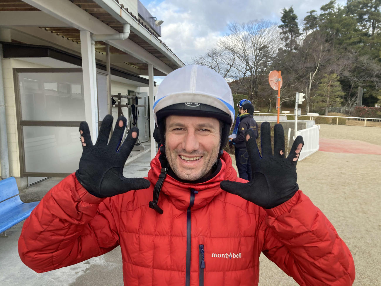 穴が開くまで使い古したグローブ（先月撮影）
