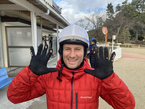 穴が開くまで使い古したグローブ（先月撮影）