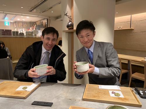 ムルザバエフ(左)とタクマと一緒に抹茶を飲んだよ!(本人提供)