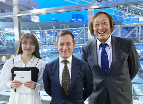 大阪駅でトークショーを行ったM・デムーロ騎手（中央）左はタレントの芥田愛菜美、右はラジオパーソナリティの長谷川雄啓（撮影・太田尚樹）