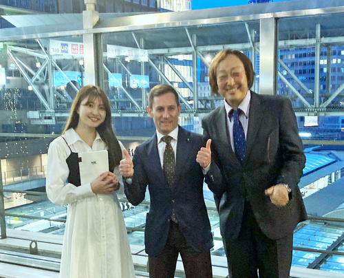 大阪駅でトークショーを行ったM・デムーロ騎手（中央）左はタレントの芥田愛菜美、右はラジオパーソナリティの長谷川雄啓（撮影・太田尚樹）