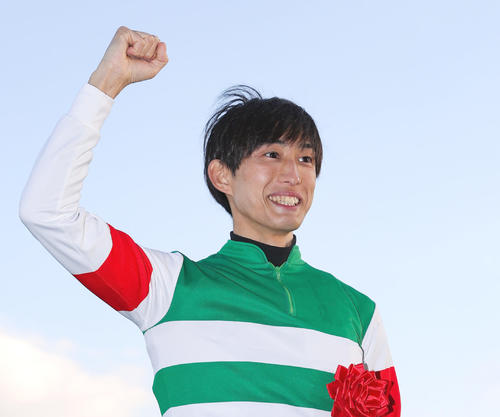 23年マイルCSをナミュールで制しガッツポーズする藤岡康太騎手