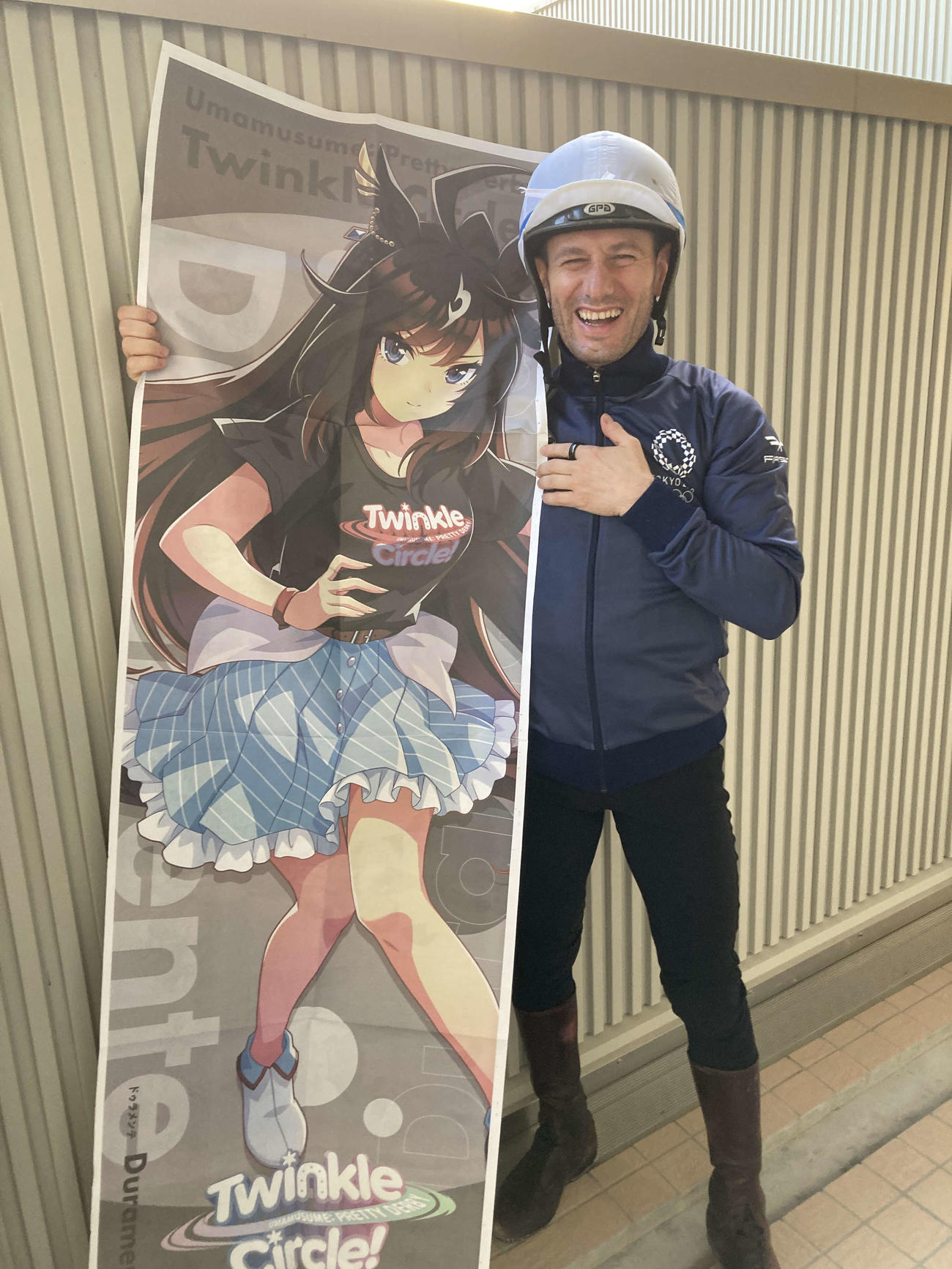 「ウマ娘」特集号に描かれたドゥラメンテとのツーショットにおさまるM・デムーロ騎手（撮影・太田尚樹）