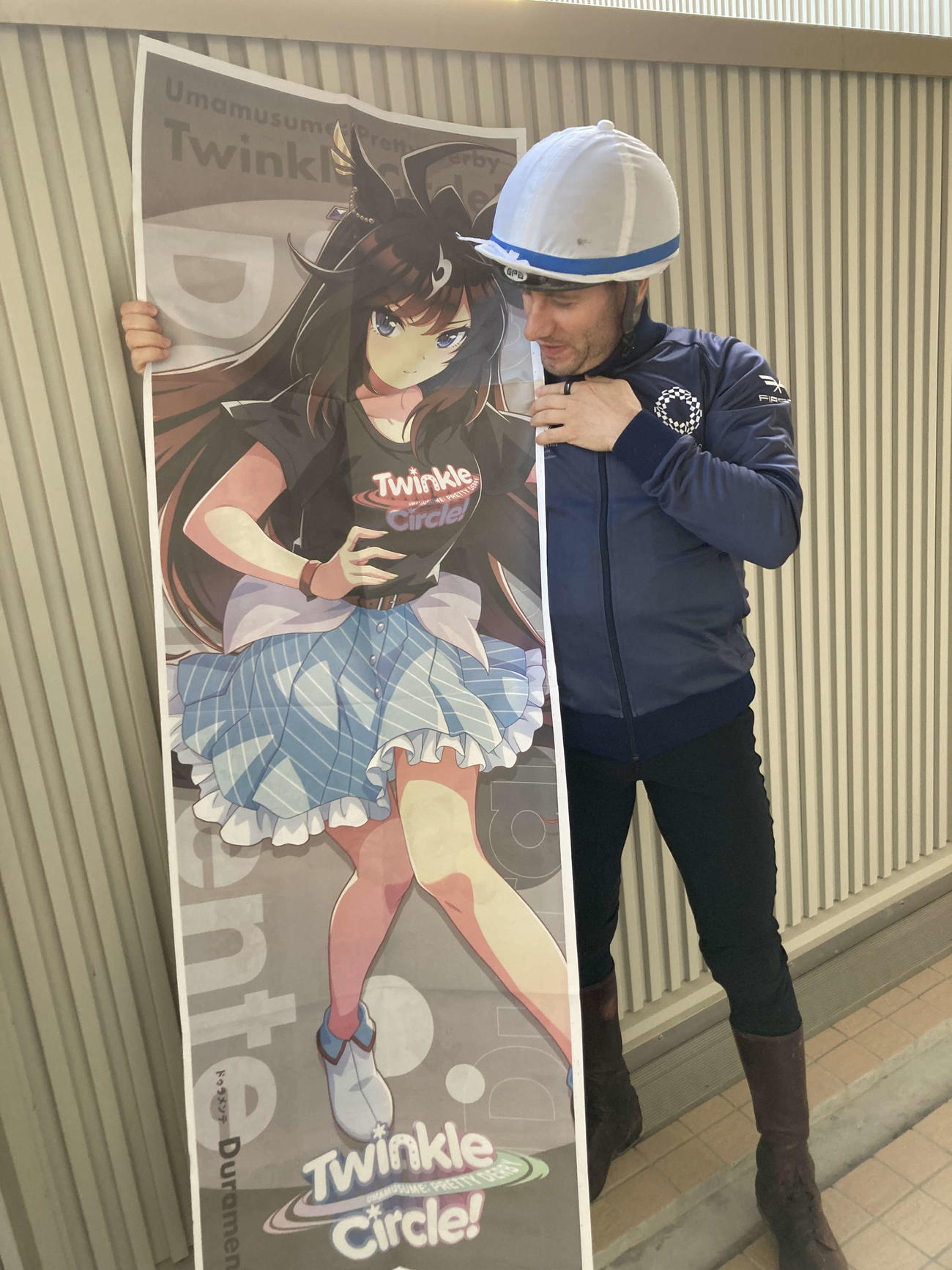 「ウマ娘」特集号に描かれたドゥラメンテを見つめるM・デムーロ騎手（撮影・太田尚樹）
