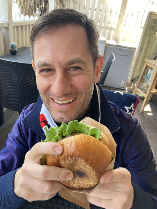 ハンバーガーを食べて頑張るよ！（撮影・太田尚樹）
