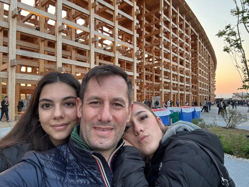 レティツィア（左）とルクレツィア（右）と万博へ行ってきたよ！（撮影・太田尚樹）