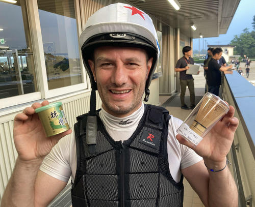 抹茶を持ってアメリカへ行くよ！（撮影・太田尚樹）