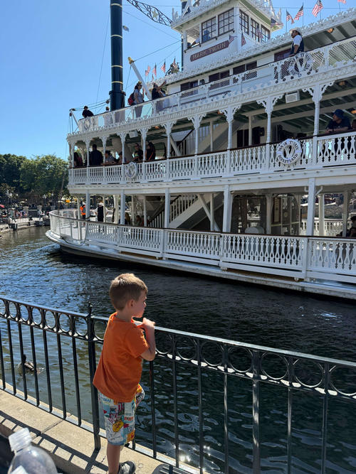 ディズニーランドへ行ってきたよ！（本人提供）