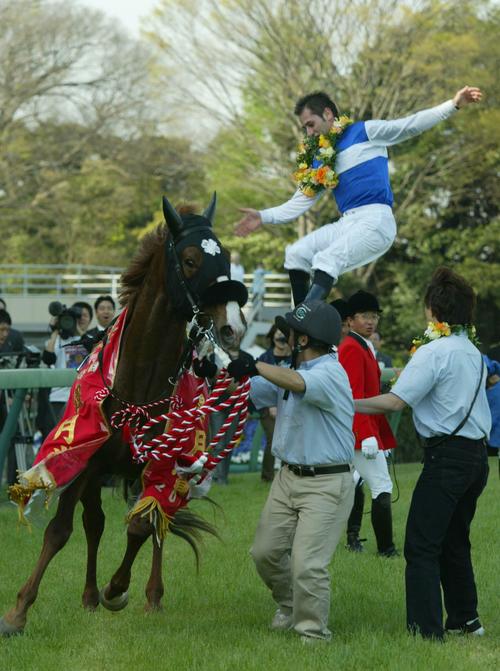 04年4月、ダイワメジャーの馬上で喜びを爆発させたミルコ・デムーロ騎手だったが、振り落とされる