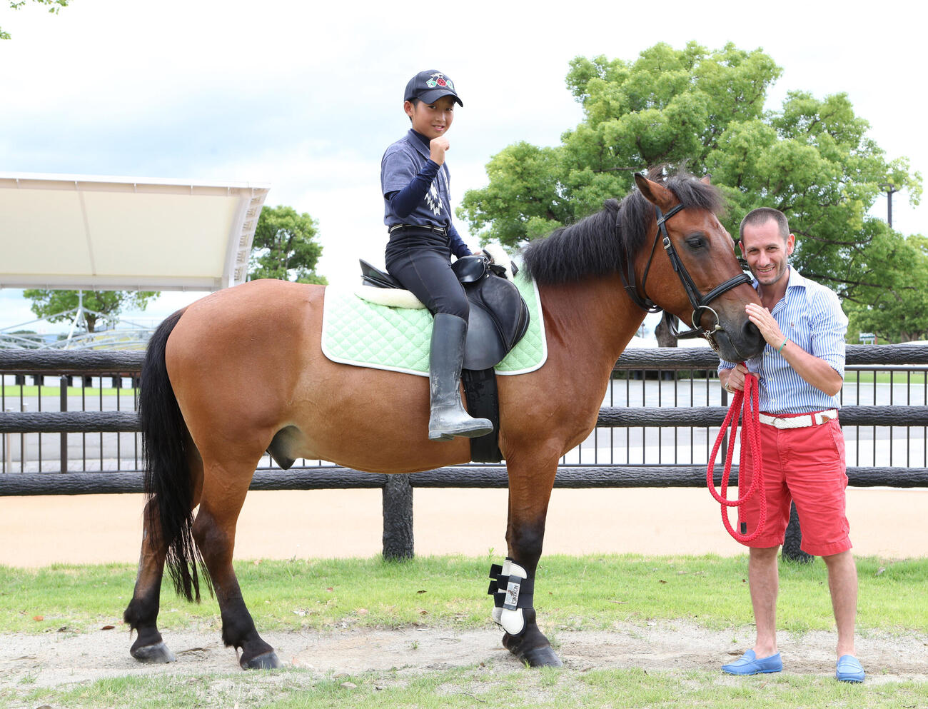 ミルコ・デムーロ騎手（右）は乗馬教室のエスコート役で笑顔（2018年8月撮影）