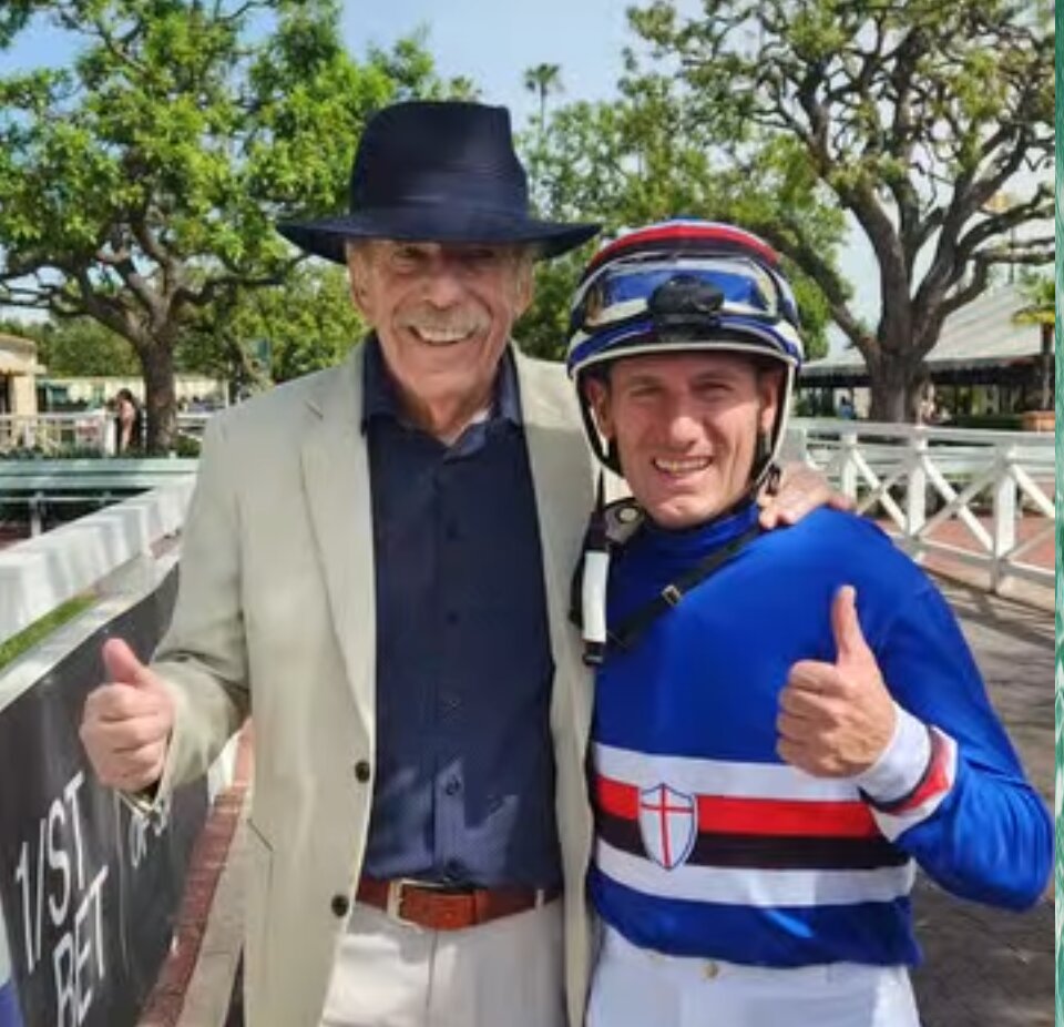 この馬主さんの勝負服はサッカーのサンプドリア（セリエB）のユニホームなんだ！（本人提供）