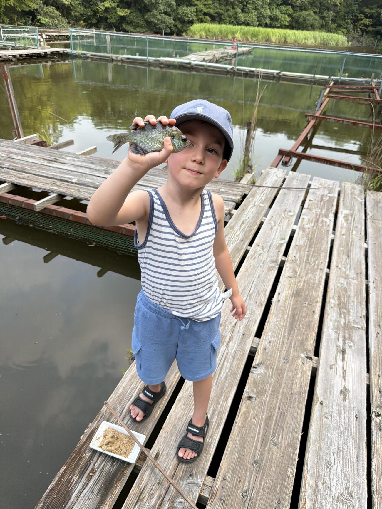 ジョシュアは魚釣りが大好き！（本人提供）