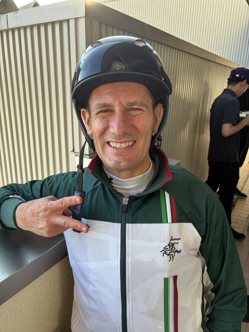 柴田卓厩舎のジャケットはイタリアの色！（撮影・太田尚樹）
