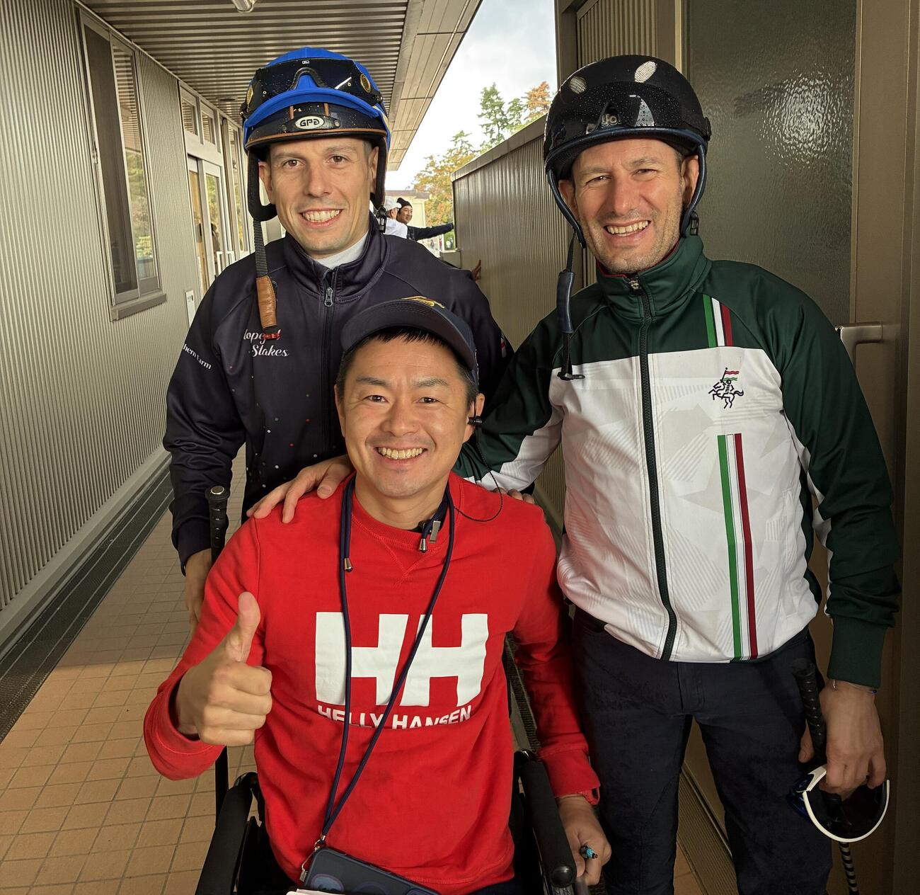 クリスチャンが来たよ！　藤井くんと“3兄弟”だね！（撮影・太田尚樹）
