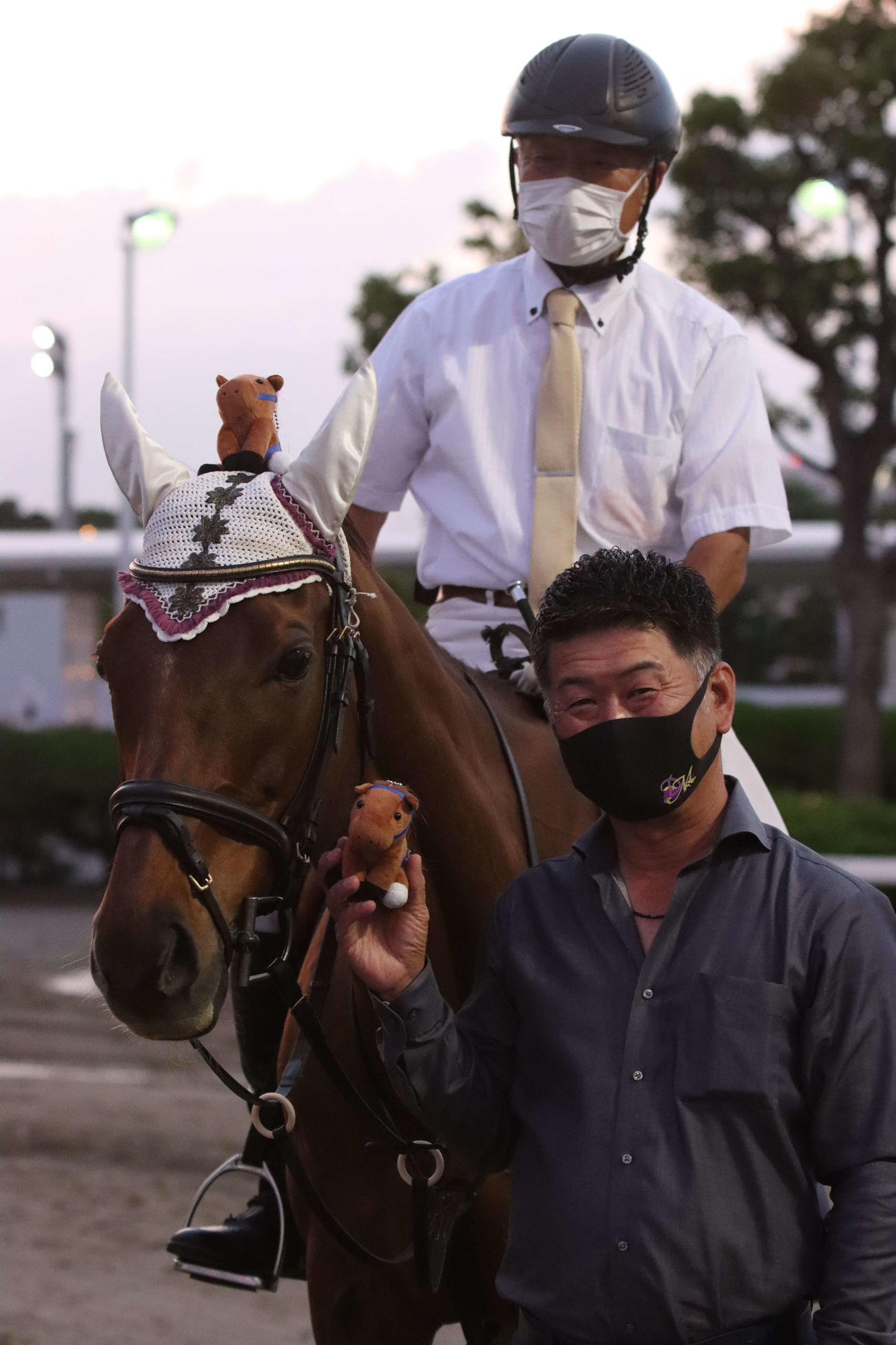 練習中のトロヴァオと担当の坂口さんのもとにトロヴァオのぬいぐるみを届けにきた荒山師
