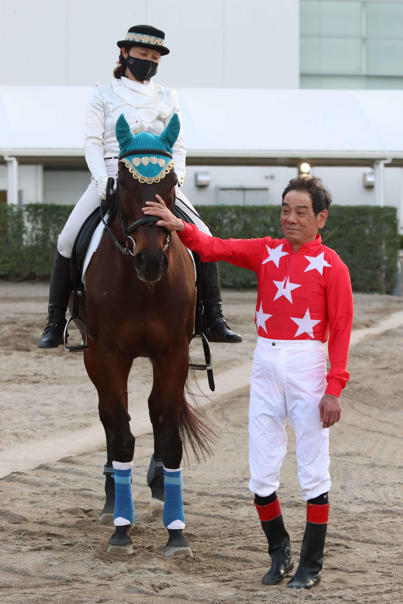 誘導馬引退が発表されたボンネビルレコードをねぎらう的場文男騎手。馬上は元騎手で誘導馬担当の田島（旧姓山本）泉さん
