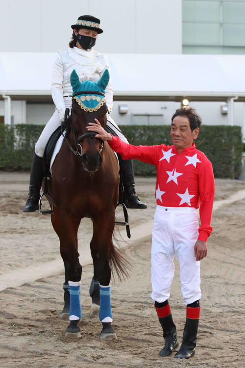 誘導馬引退が発表されたボンネビルレコードをねぎらう的場文男騎手。馬上は元騎手で誘導馬担当の田島（旧姓山本）泉さん