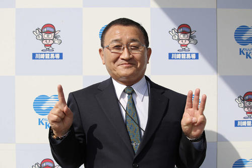 地方競馬通算1300勝を達成し「13」ポーズをとる内田勝義調教師