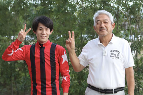 8日の復帰初戦を勝利した大木天翔騎手（左）と所属の三坂盛雄調教師