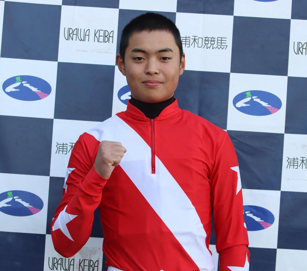 トライアルラウンド東日本2位が決まり浦和競馬場でガッツポーズを見せる川崎の野畑凌騎手