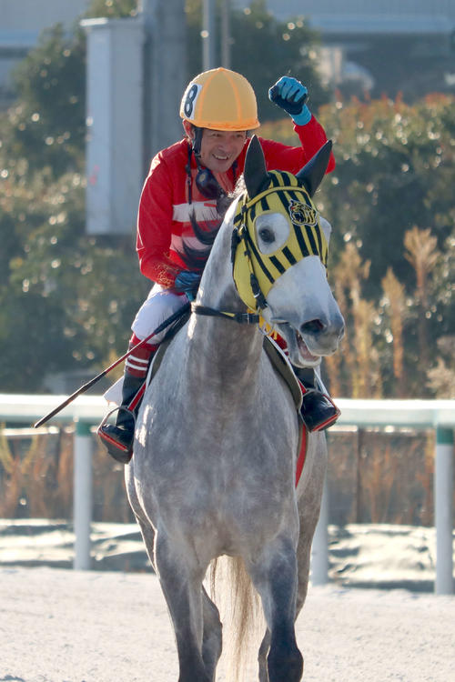 1月20日、地方競馬通算1000勝を達成し笑顔で引き揚げる西村栄喜騎手