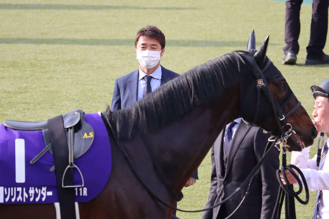フェブラリーSのパドックでソリストサンダーを見つめる川崎の酒井忍調教師