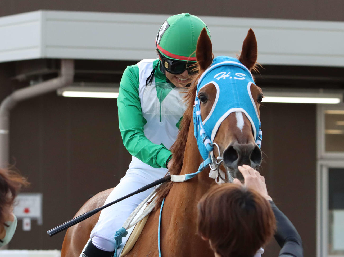 デビュー初勝利を挙げたJRAの小林美駒騎手とシェリーアモールを迎える大井の笹川翼騎手（手前）