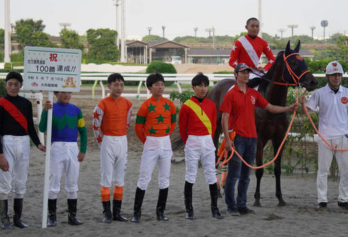 10日の大井6Rで地方競馬通算100勝を達成しジョーヌヴェールの鞍上で記念撮影に納まる川崎の野畑凌騎手