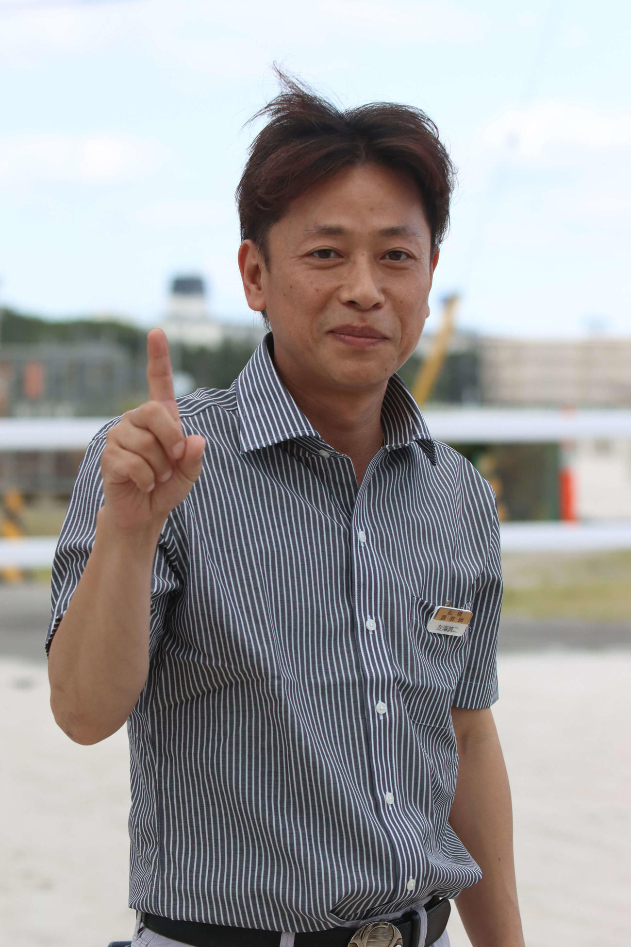 初勝利を挙げ「1」ポーズの左海誠二調教師