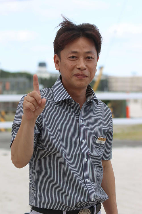 初勝利を挙げ「1」ポーズの左海誠二調教師